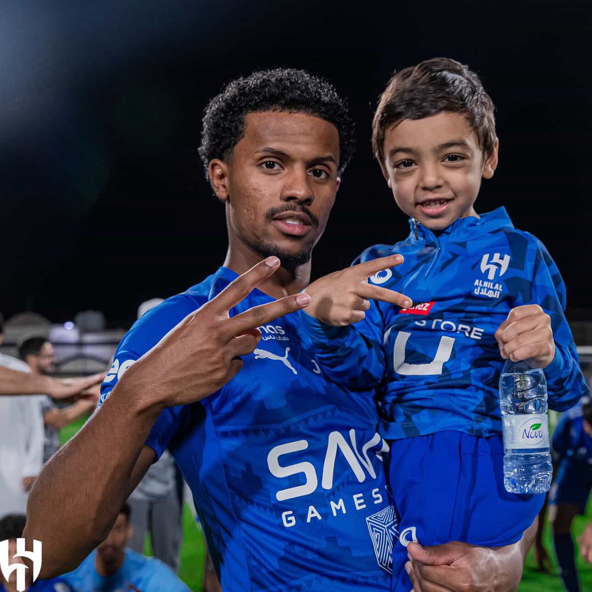 📸 'تركي الغميل' مع ابن محمد الشلهوب 'بندر' بعد الانتصار على الرائد بِـرباعية ✌️💙😂