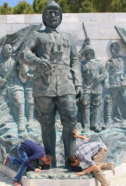 amerikadaki ugandalı demokrat liberal orospu çocuğuna kadar sıkıntı vermesi