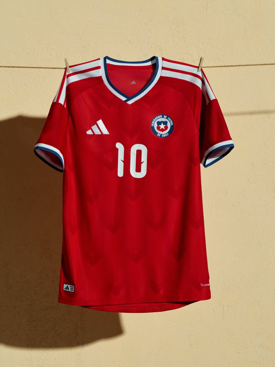 EleteTSC's tweet photo. 🇨🇱 @adidasfootball presenta la camiseta de Chile 2026.

La prenda roja se adorna con una trama tonal geométrica y vivos en blanco y azul. Sello con el Cóndor en lo alto de la espalda. https://t.co/JGnXaYWuwk