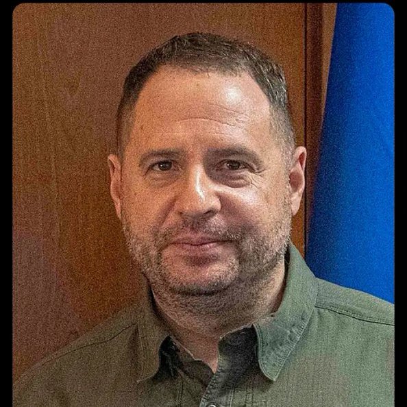 Європейський Союз чітко зазначив в своєму звіті що Єрмак і його "бригада" з Банкової мають бути під контролем незалежних антикорупційних органів України.

На сьогодні Єрмак, друга людина країни, олігарх #1 не подає майнової декларації і навіть не вважається державним службовцем.