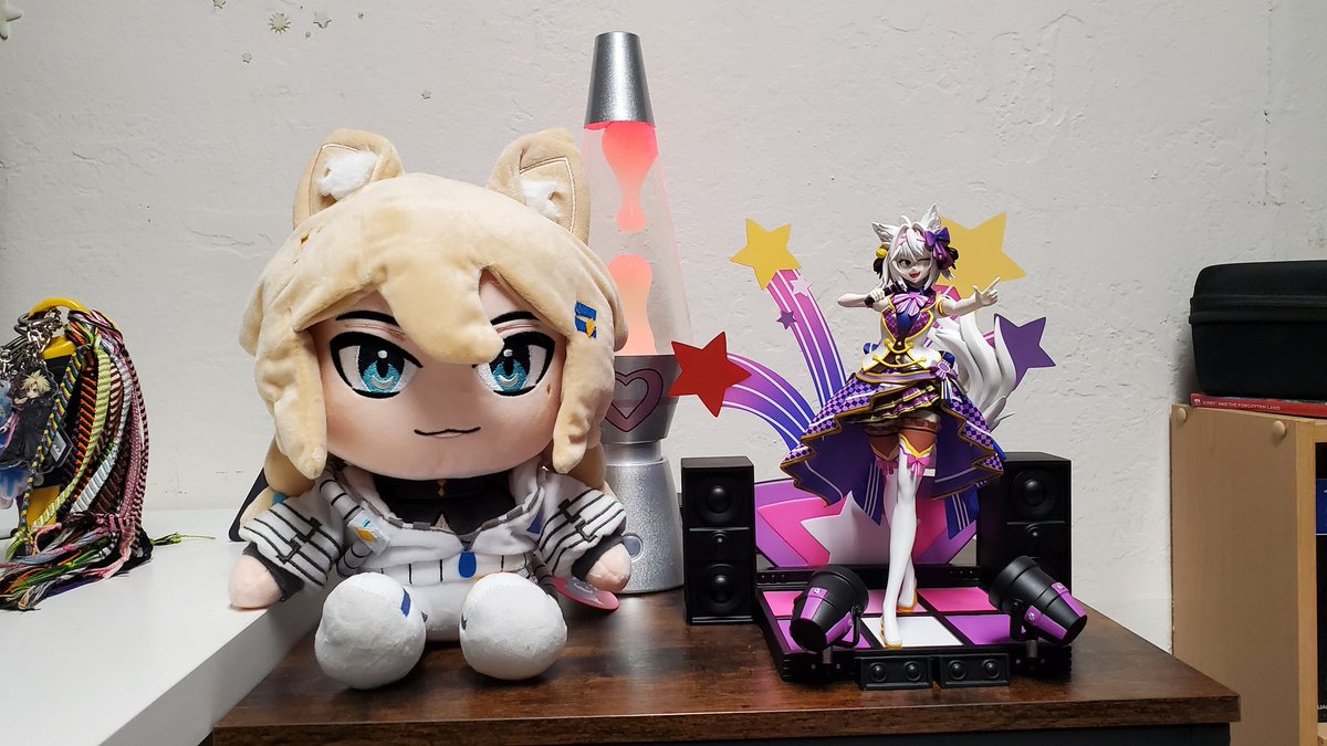 SpeedHunter020's tweet image. My Neuro lamp came in! This week has been like Christmas!

Despite Lumi spending 2 weeks at sea, she made it first. Filian is the heaviest  and came in shortly after. Vedal came in last, but he's a turtle racing two cat girls. If they were bunnies, it'd be different.