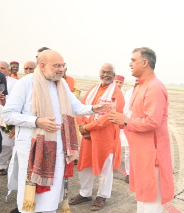 caopmishra's tweet image. भगवान बुद्ध की तपोभूमि #कुशीनगर पर आज भारत के गृह एवं सहकारिता मंत्री आदरणीय श्री अमित शाह जी का कुशीनगर एयरपोर्ट पर स्वागत किया।
 @AmitShah #AmitShah 
#kushinagar #BiharElection2025