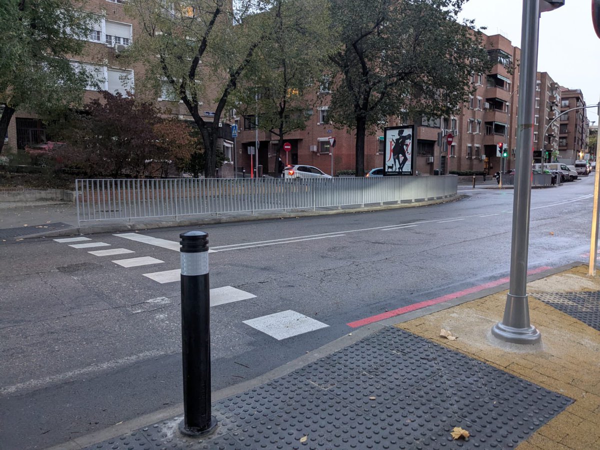 comechenator's tweet image. Cuando las familias de un colegio piden protección en una acera por donde pasan sus hijos cada día, el equipo de Almeida dice que no. Pero si nadie lo pide en otras calles, ahí no hay problema: las colocan sin dudar.

Coherencia, la justa ☹️