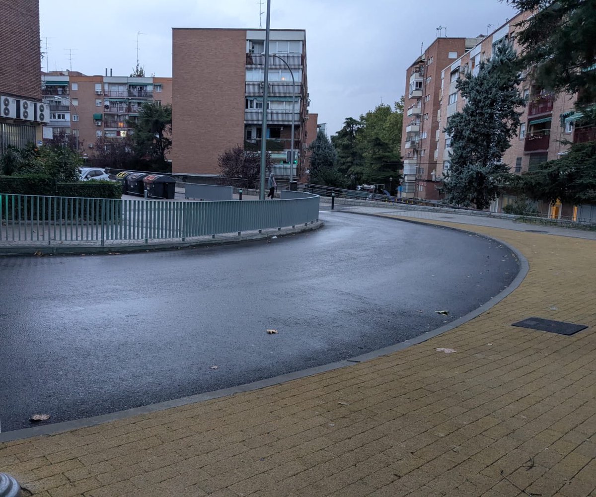 comechenator's tweet image. Cuando las familias de un colegio piden protección en una acera por donde pasan sus hijos cada día, el equipo de Almeida dice que no. Pero si nadie lo pide en otras calles, ahí no hay problema: las colocan sin dudar.

Coherencia, la justa ☹️