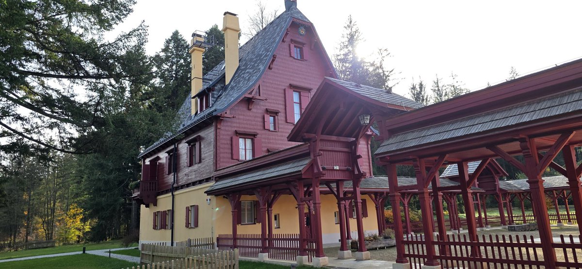 Tři trubky. Lovecká chata. Je u Strašic a čeká vás k ní fajn vycházka lesem z parkoviště. A nebo na kole. Jo a v místním turistickém centru se dozvíte, že v Brdech je klendra a že tu žijí odolní lidé.