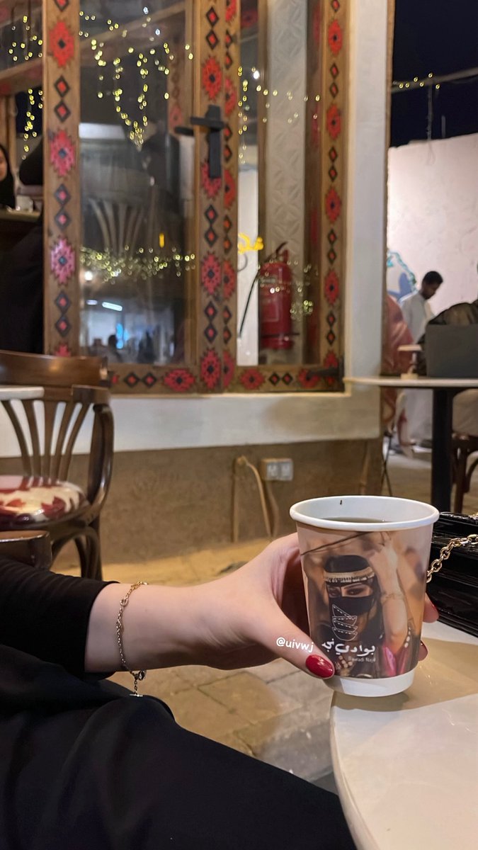 مسلم ومالي ومال العالم المنرجه
نوب اصلي ونوبٍ من صميم اغني

شف بالي لا انفردت بنفسي من الصجه
اخذ الشاهي و اهقوي فـ الزمن و امنّي

مره احب العرب و امرار احب السجه
داخلي عودٍ تبرى من حداثة سني