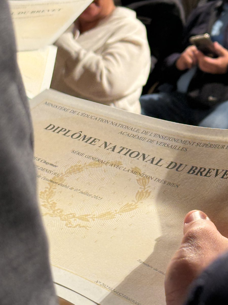 GMothron's tweet image. 🎓 Premières cérémonies de remise du brevet avec 240 élèves argenteuillais honorés.

Bravo aux diplômés des collèges Jean-Jacques Rousseau et Saint-Joseph. Un succès fruit de leur travail et du soutien de leurs proches. Une jeunesse prometteuse 👏 #Argenteuil #brevet #diplôme