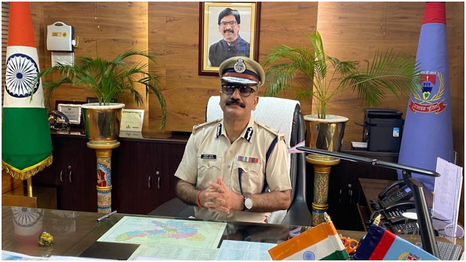 सूत्रों से जानकारी मिली है कि झारखंड के डीजीपी अनुराग गुप्ता अपने पद से इस्तीफा दे दिए हैं। आपको बता दें कि अनुराग गुप्ता #jssc_cgl से जुड़े जांच में सक्रिय रूप से भूमिका निभा रहें थे। मुझे राज्य में कुछ बड़ा होने कि भनक लग रही है। #stop_targeting_teachers