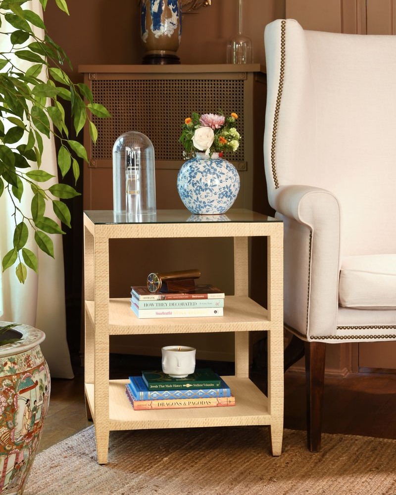 Style Amie NAT your way! The warm burl wood and sleek glass top of this three-tier table pair beautifully with neutrals, pastels, or even a splash of jewel tones.
#WorldsAway