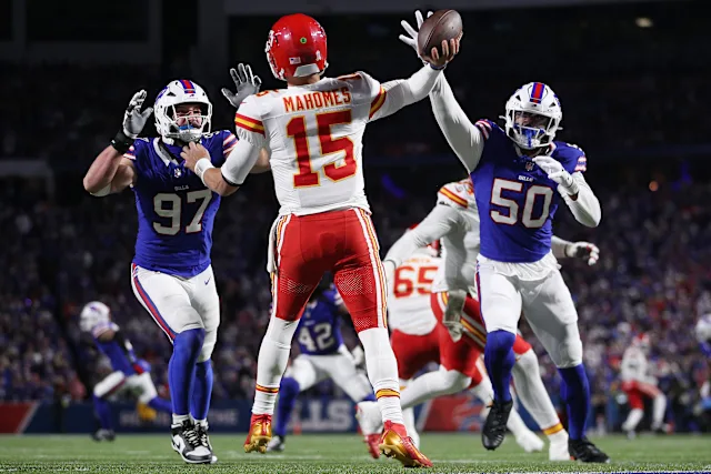 APNFLPod's tweet photo. #NewPodcastAlert #ChiefsKingdom #DallasCowboys 
Join us as we discuss the Dolphins' firing of GM Chris Grier, whether the @Chiefs are contender, the Trade Deadline deals, including the @dallascowboys getting Quinnen Williams, and much more. 

https://t.co/QvsfLHWsVo https://t.co/ym7peIhsDY