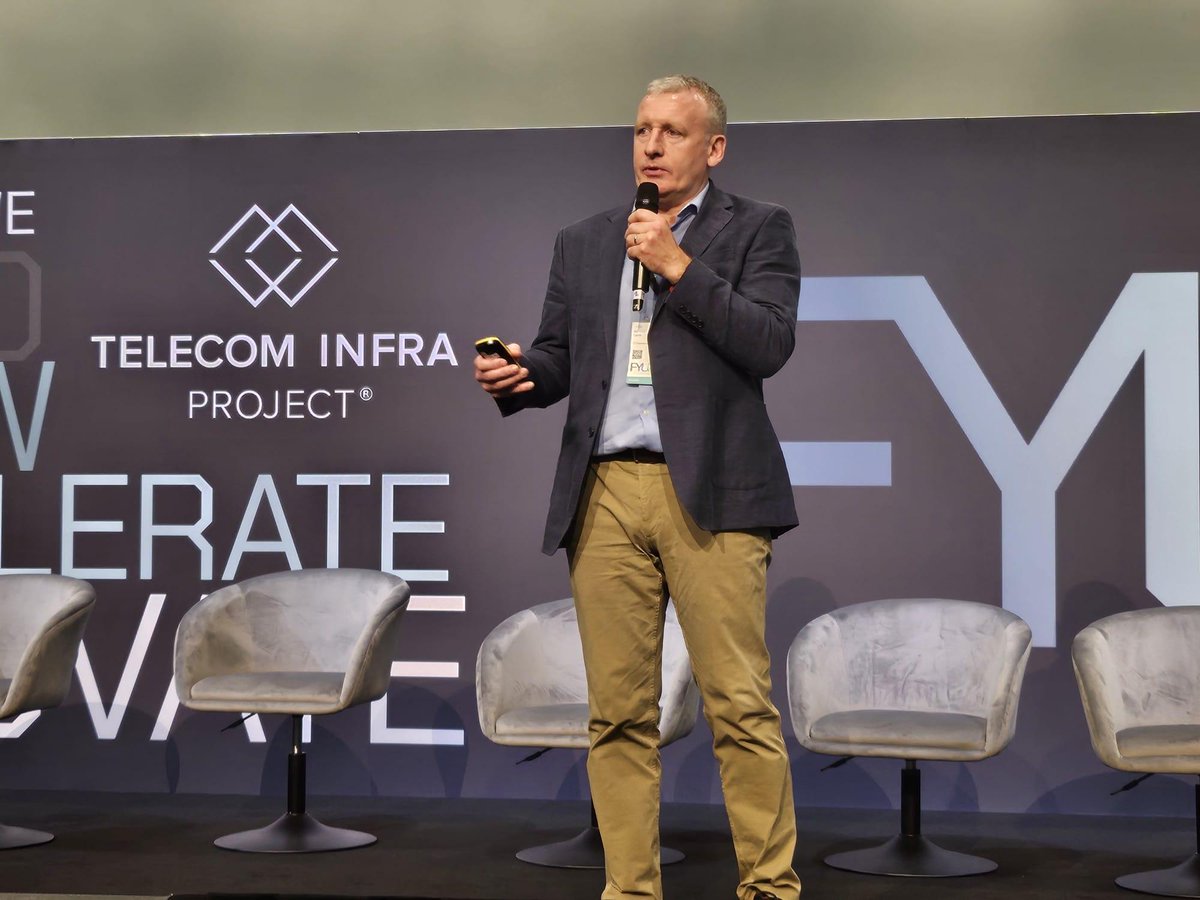 iDirect's tweet image. We’re building the bridge to a 5G/6G-enabled world.

At #FYUZ2025, our Senior Director of Engineering highlighted how integrating satellite into the 5G Core is redefining connectivity: seamless, scalable &amp;amp; hybrid by design.

Learn more: bit.ly/3GWoOHF

#STEngineering