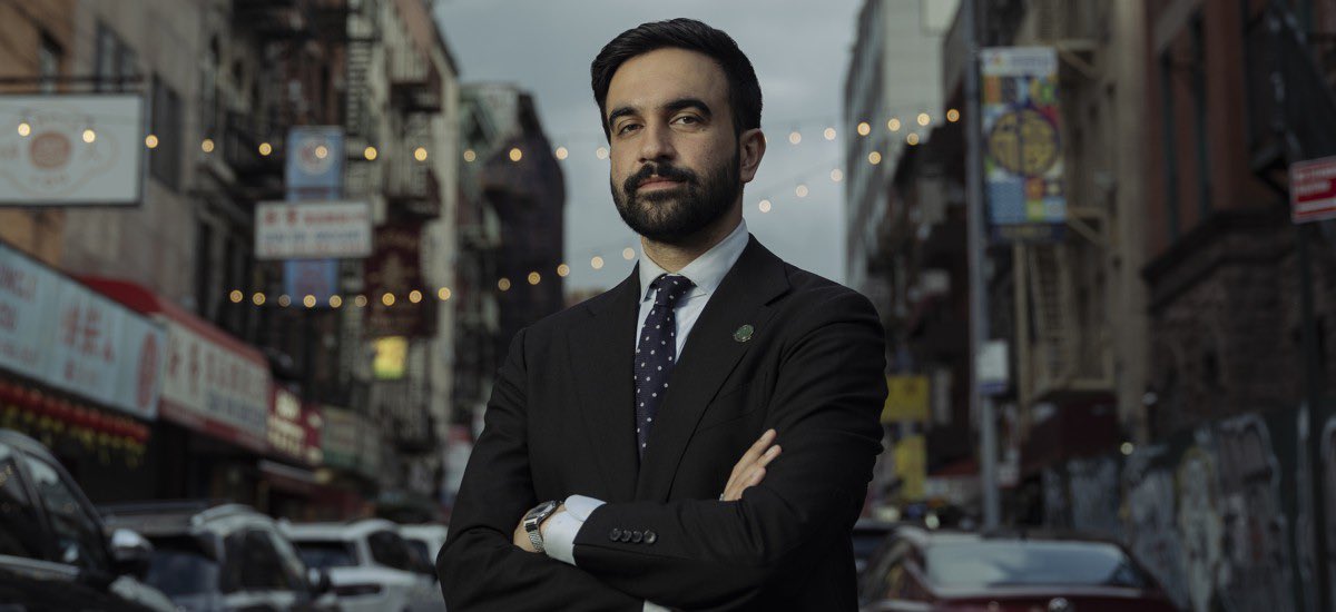 Zohran Mamdani… Amerika’daki iç çatışmanın sembolü bir olgu

Zohran Mamdani’nin New York Belediye Başkanlığı’nı kazanması, Amerika’da büyük bir yankı uyandırdı. Bazı İslami çevrelerde ise bu olay adeta bir “büyük fetih” gibi kutlandı. Sanki bir Müslüman isminin iktidar koltuğuna