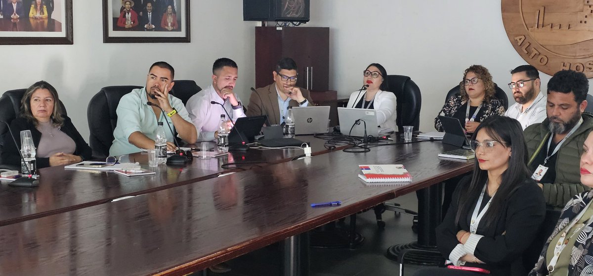🔵#SaludMAHO 🩺👩🏿‍⚕️👩‍⚕️🧑🏿‍💻🗣👤👥️

[Departamento de Salud de Alto Hospicio presenta al  Cuerpo de Concejales evaluación del Plan de Salud Comunal año 2026]