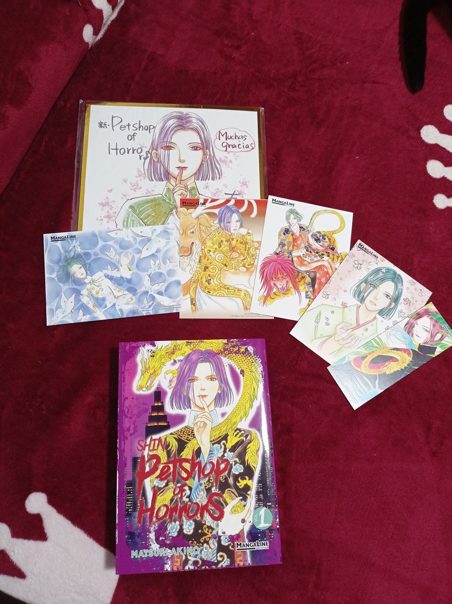 Me acaba de llegar despues de muchos meses de espera la preventa del manga Shin Petshop of Horror y con muchos regalitos. Me vino con un golpesito en una de las esquinas pero bueno, ya lo tengo por fin ❤️❤️❤️ <a href="/MangalineES/">Mangaline España</a>