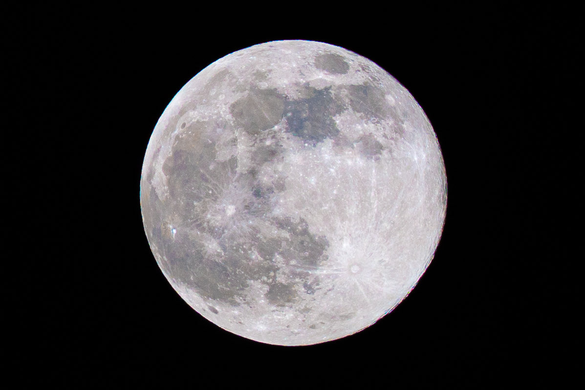 القمر العملاق 🌕