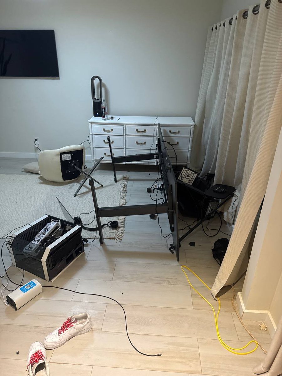 MY BRAIN HAS FINALLY RESET AFTER THIS MUCH NEEDED 2 WEEK BREAK.......

IT'S TIME TO TAKE OVER 

STREAM RETURNS TONIGHT OR TOMORROW EARLY 

I OWE EDDIE 15 HOURS = 15 HR STREAM INCOMING