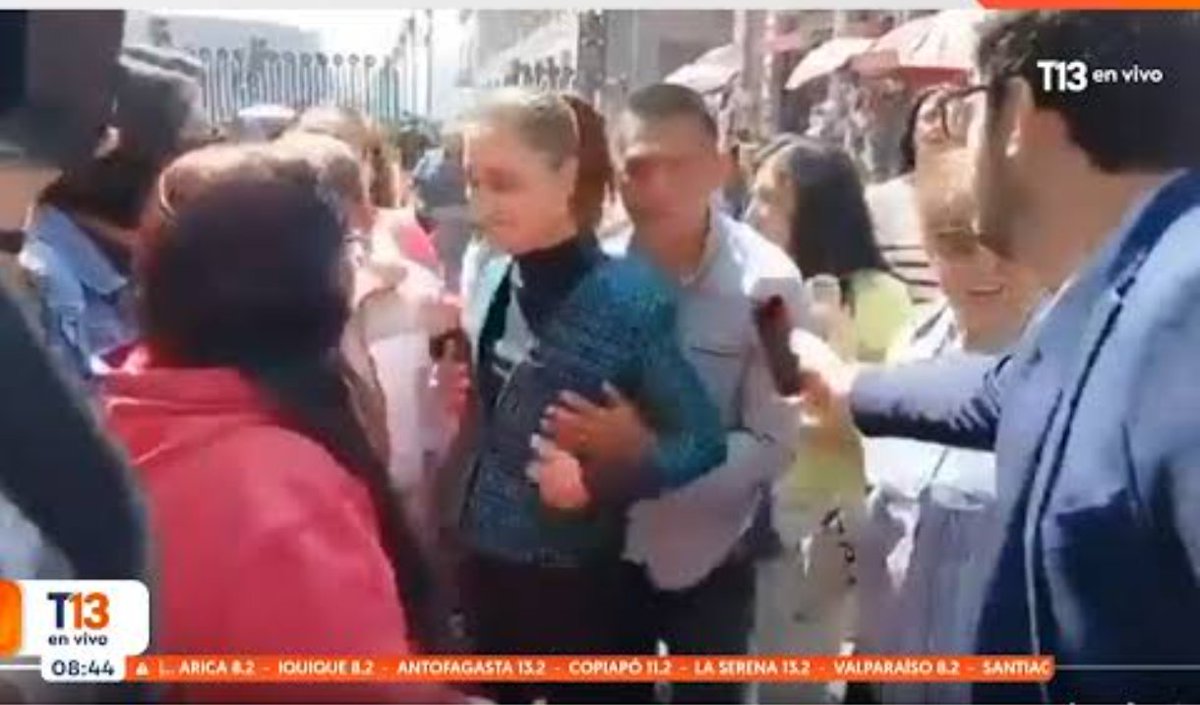 Jajajaj todo atascado el wey!  Habla de lo inepto y estúpidos que son en presidencia... O acaso es otro montaje?