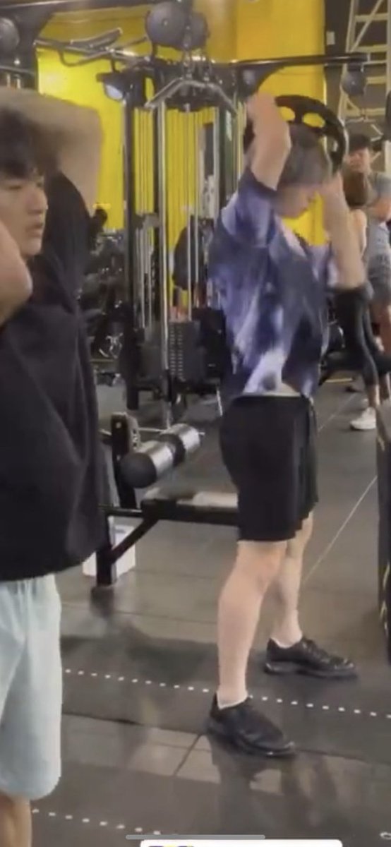 jungdanger30939's tweet image. Do jeito que o Hong tava agachando nesse vídeo eu me pergunto como ele ficou com essa raba