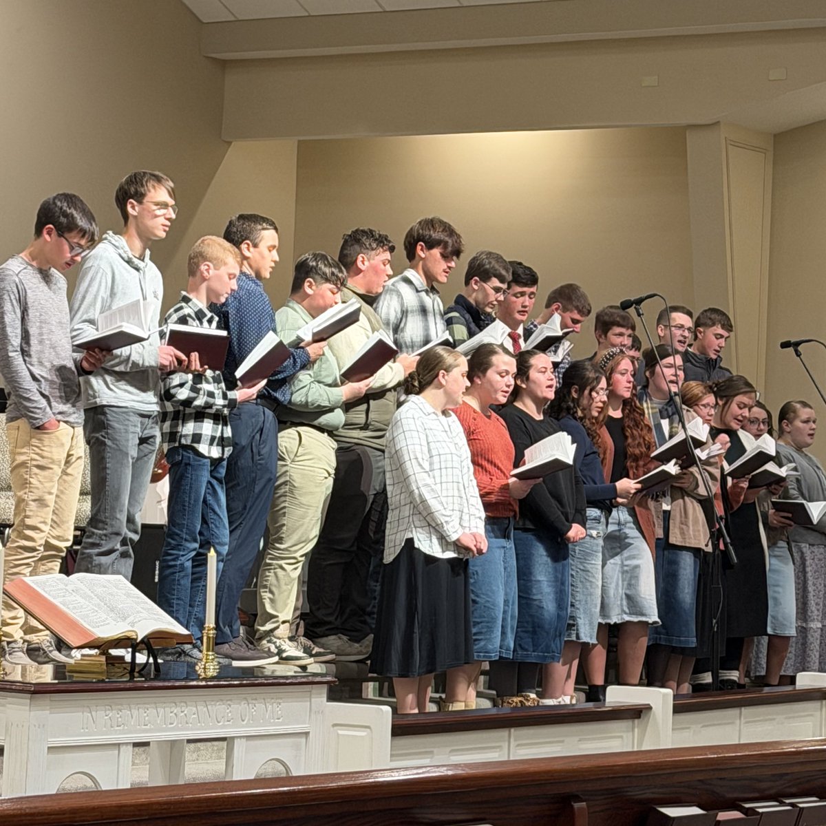 jimplank's tweet image. God blessed Beavertown Church with Revival. It was neat to have dear friends back with us. Thank you to the Buckler’s and the Mayhle’s. Always good.