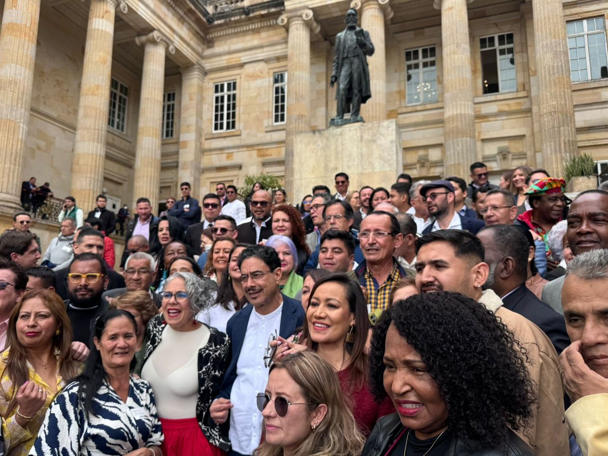Nos quieren dividir, pero la esperanza es más fuerte. Hoy convertimos nuestras diferencias en fuerza democrática y en un proyecto de país. Con el Frente Amplio vamos con toda rumbo a las elecciones de marzo: seguimos adelante con el cambio y defendiendo las reformas que Colombia