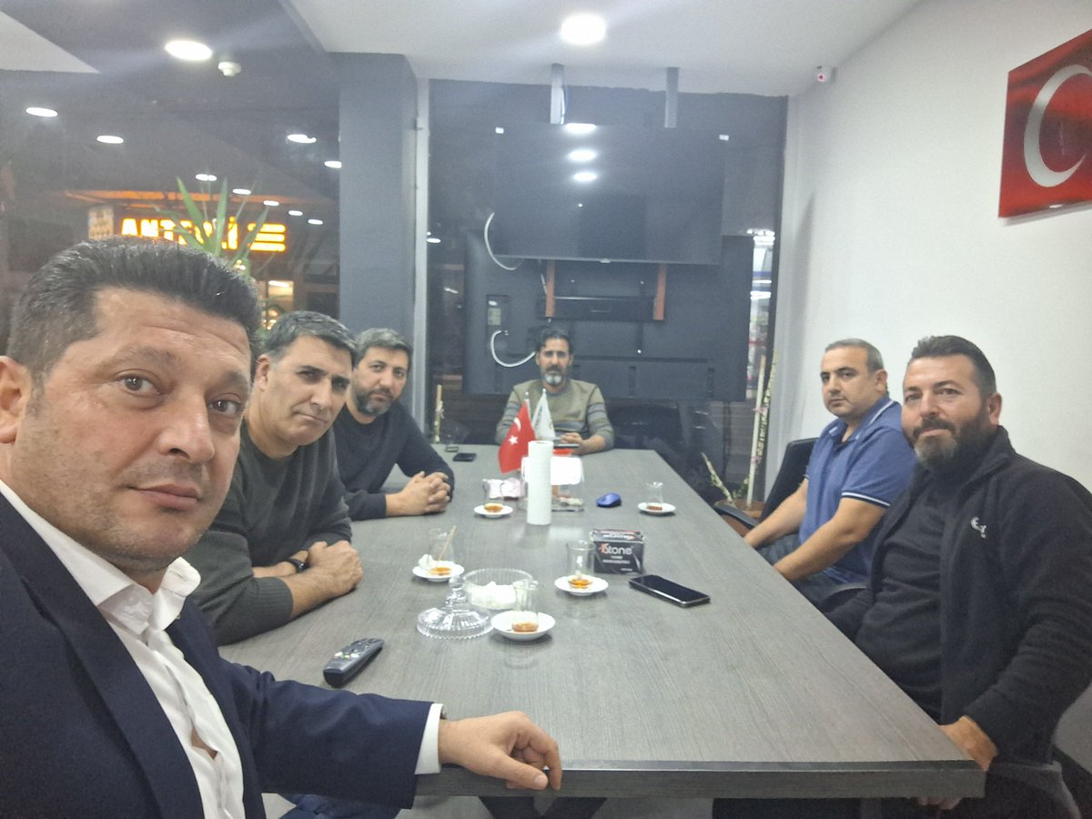 Bugün, kıymetli dostumuz <a href="/tayfun_vahit/">Vahit Tayfun</a> 'a Baş sağlığı ziyaretinde bulunduk.
Acınızı paylaşmak ve yanınızda olduğumuzu hissettirmek için buradayız. Kaybınızın derin üzüntüsünü yürekten paylaşıyoruz. Rabbim sabır, metanet ve güç versin.
Her fani bu dünyadan bir gün göç edecek,