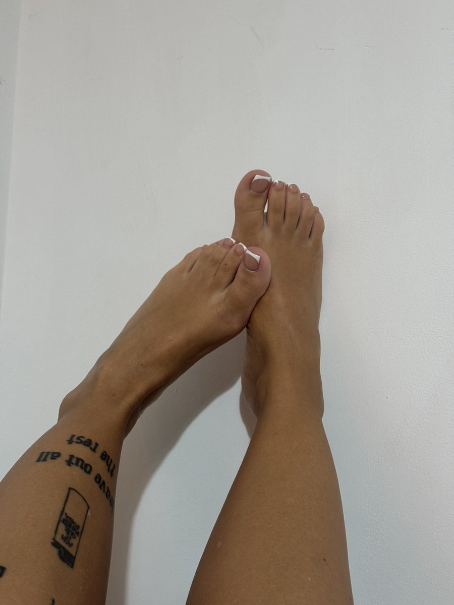 Who’s tryna worship my feet x

#feet #feetworshi̇p #feetfetısh #foot #footpics