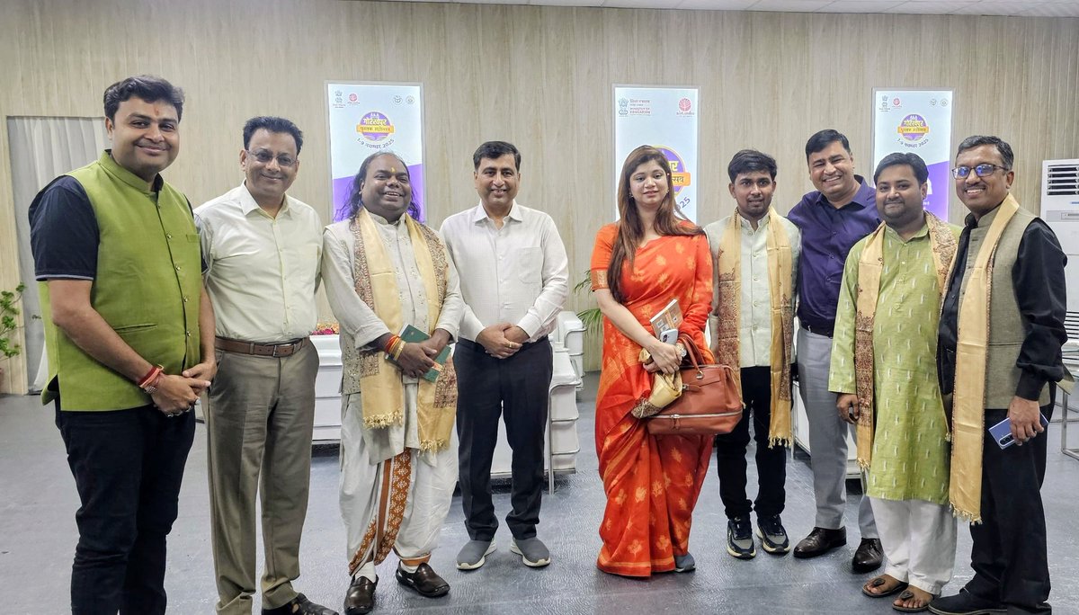 Ashish_Chhapria's tweet image. आज गोरखपुर विश्वविद्यालय में आयोजित कवि सम्मेलन के उपरांत प्रिय मित्र एवं अंतर्राष्ट्रीय हास्य कवि श्री शंभू शिखर एवं अन्य सम्मानित कवि जनो के साथ
@SHAMBHUSHIKHAR