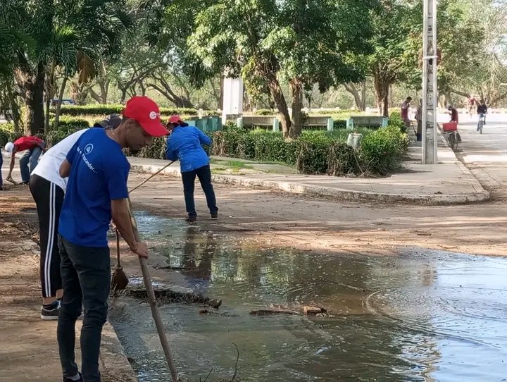DarcielPR's tweet photo. A decir de Martí "El deber de un hombre es allí donde es más útil". Hoy hombres y mujeres de nuestra Universidad de Granma y la FEU-UDG protagonzamos una jornada de recuperación de nuestra bella Ciudad  Monumento muy afectada por el Huracán Melissa
#TodasLasManosTodas https://t.co/jJZlZzRqbL