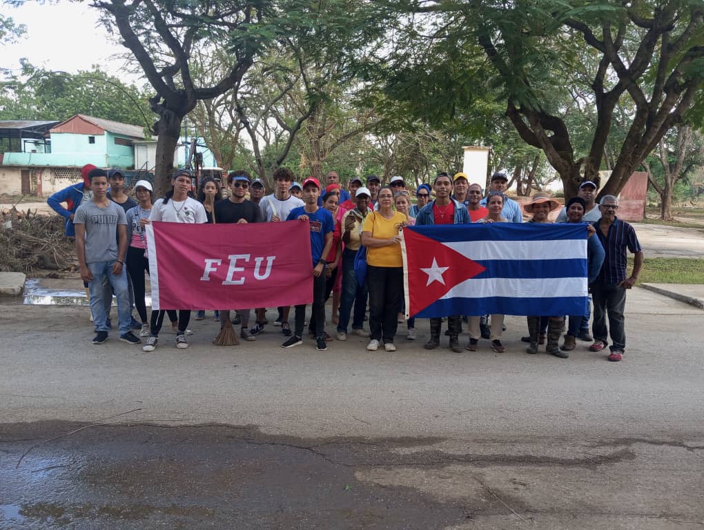 DarcielPR's tweet photo. A decir de Martí "El deber de un hombre es allí donde es más útil". Hoy hombres y mujeres de nuestra Universidad de Granma y la FEU-UDG protagonzamos una jornada de recuperación de nuestra bella Ciudad  Monumento muy afectada por el Huracán Melissa
#TodasLasManosTodas https://t.co/jJZlZzRqbL