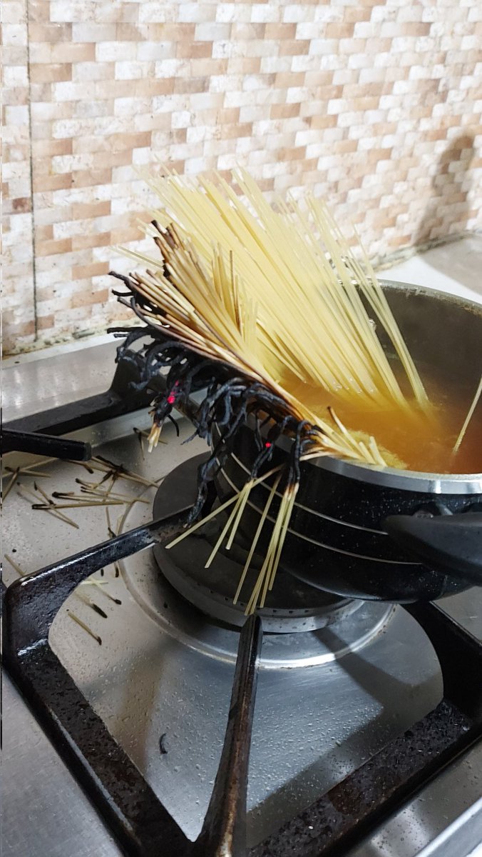 dlnznin's tweet image. خدایا دو دقیقه منو ول کن 😭😭😭