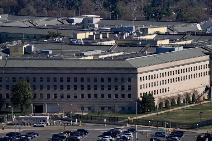 ShanghaiEye's tweet photo. 🇺🇸As the #US hits a record-long government #shutdown Wednesday, Defense Department civilian employees—many #veterans or #military family members—are questioning the agency’s treatment of their #FederalService, struggling to make ends meet without #paychecks. https://t.co/pnT9OLhl8k