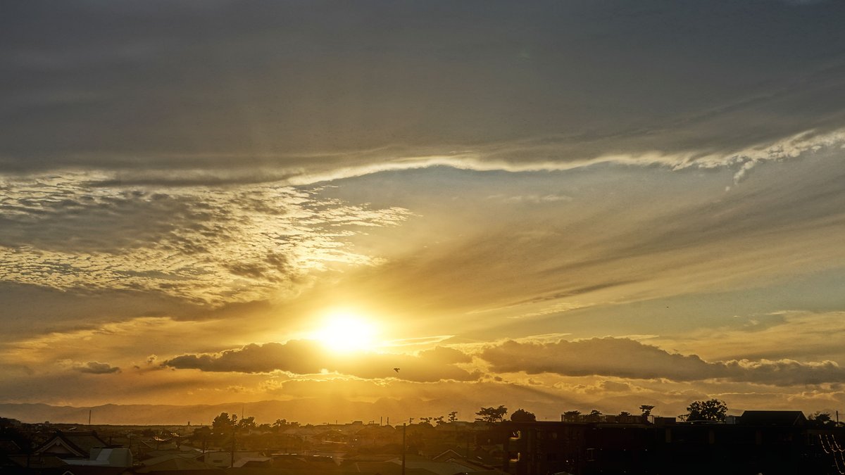 TagMimei's tweet photo. 11月2日の夕空。
もう4日前。
その日は何をしてたっけ。
(そうだ、WS優勝した日だ)
(え。あれからもう4日も経った?)
#写真好き #空が好き #mysky #キリトリセカイ
#thanksgodforeverything https://t.co/pZmBZQrsw9