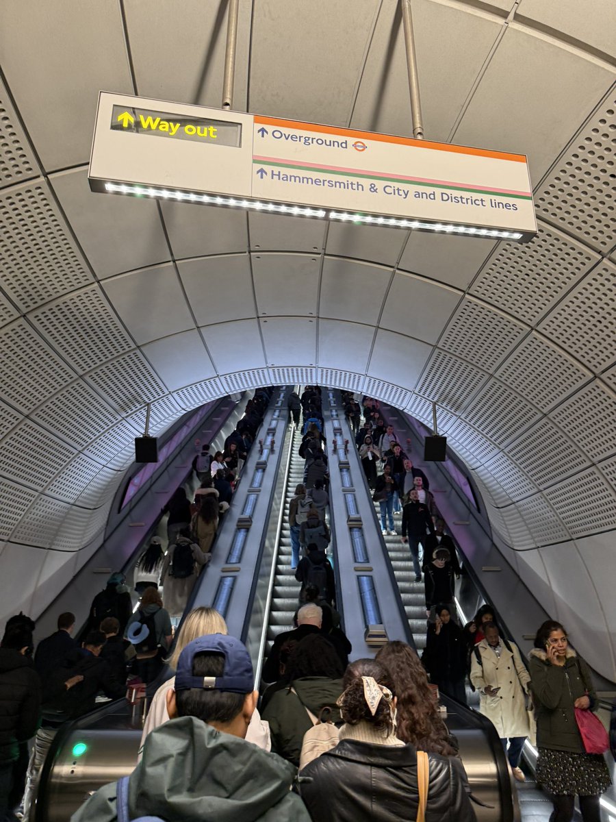 London folks stand to the right on the escalator…very nice

Would never happen in murica