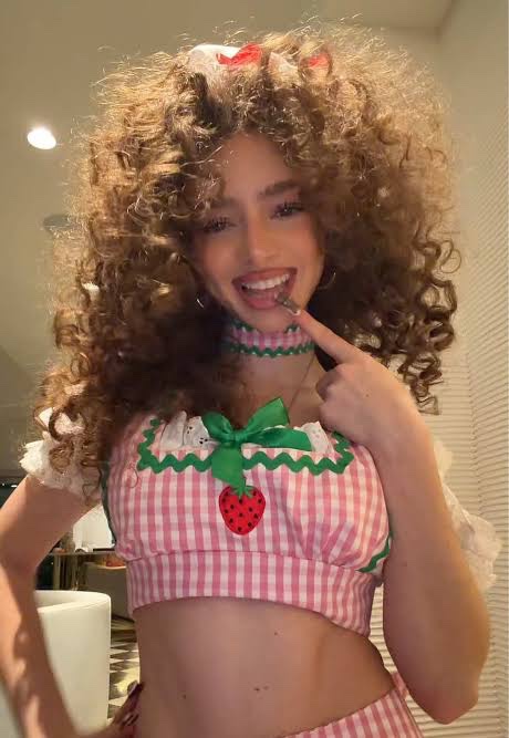 Lenathepluggy's tweet photo. POV you’re at a costume party and see Demitra as strawberry shortcake with her boyfriend as they separate she goes to get a drink from the vodka punch #openrp #lewdrp #nsfwrp https://t.co/L0yCu52Hh8