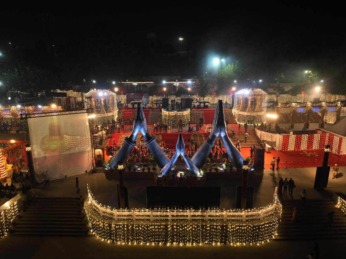 MorchaThe's tweet photo. बाबा विश्वनाथ की पावन नगरी आज देव दीपावली के अनुपम प्रकाश से आलोकित है। मां गंगा के किनारे काशी के घाटों पर प्रज्वलित लाखों दीपों में सबके लिए सुख-समृद्धि की कामना है। यह दिव्यता और भव्यता हर किसी के मन-प्राण को मंत्रमुग्ध कर देने वाली है। #DevDeepawali #harharmahadevॐ https://t.co/tDHrLPWgoD