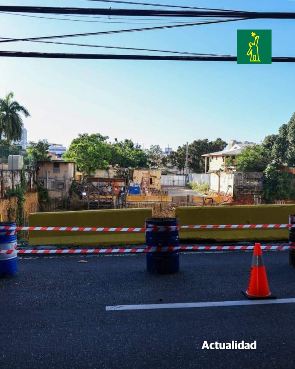 DiarioLibre's tweet photo. 📰 |#ActualidadDL| Una valla colocada en una obra en construcción ubicada en la calle César Nicolás Penson, en el sector Gascue, y parte de la acera se derrumbaron la noche de este martes.
🔗https://t.co/6rOvR0eOFV
#DiarioLibre #Construcción #Gascue #Desploma https://t.co/pbY8tauzxR