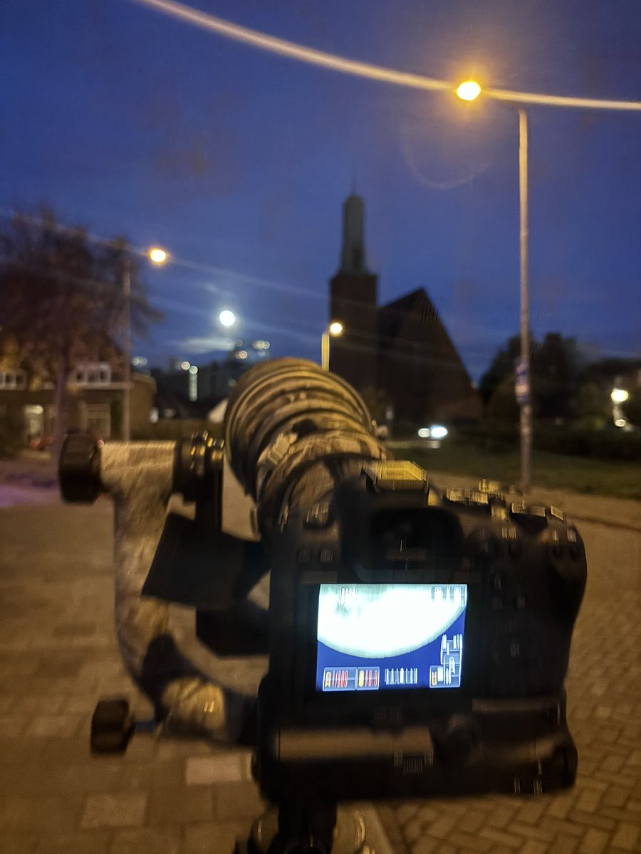 #fullmoon #vollemaan #eindhoven #strijp #canon #500mm <a href="/ED_Regio/">Eindhovens Dagblad</a> <a href="/omroepbrabant/">Omroep Brabant</a>
