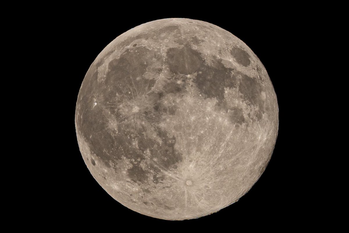 lampegatter's tweet photo. #fullmoon #vollemaan #eindhoven #strijp #canon #500mm @ED_Regio @omroepbrabant https://t.co/4TpTqhGkvF