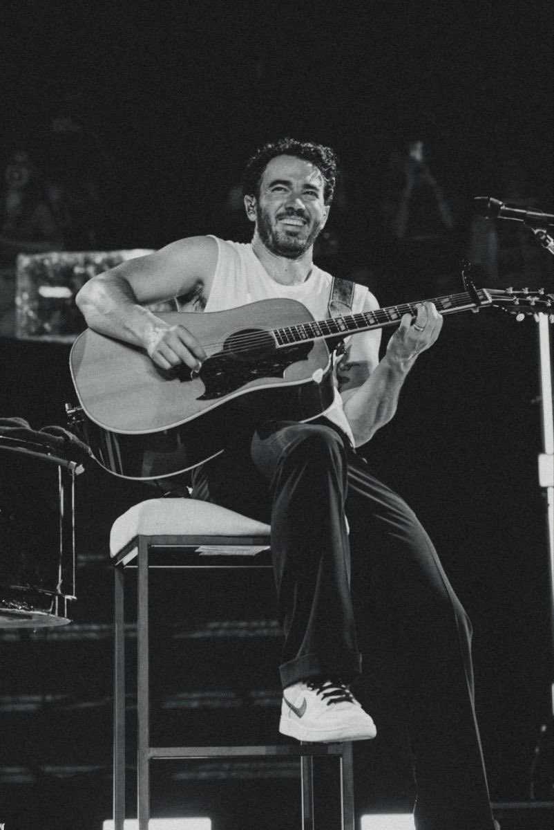 JoBrosCrave's tweet photo. Happy Birthday to our fave Paul. Our fave Kevin. Hope it’s a good one and many, MANY more to come. @kevinjonas ❤️‍🔥❤️‍🔥 https://t.co/fgHtlRt7nT