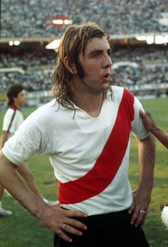 StatsMillo's tweet photo. “Ni ellos me quieren a mí, ni yo los quiero a ellos. ¡Soy enemigo de Boca!

Me odian porque defendí a muerte la camiseta de River. ¡River es un sentimiento!”

✍️ Reinaldo “Mostaza” Merlo https://t.co/NOZDk8shsQ