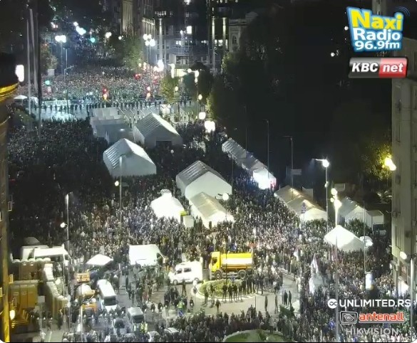 Upregao je sve što ima, iz cele Srbije, daje dnevnice, hranu, stranački vojnici, javna preduzeća.. sve što ima. I? I puko je.