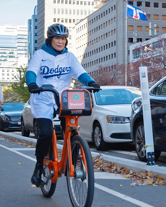 トロント市長、ドジャースのユニ着用　WS賭けで「罰ゲーム」（時事通信）-Yahoo!ニュース news.yahoo.co.jp/articles/21400…

ドジャースのWS連覇を受け、激戦の末に敗れたブルージェイズの本拠地カナダ・トロントのチョウ市長は、ドジャースのユニホームを着てトロントの街を走り回る羽目になった。