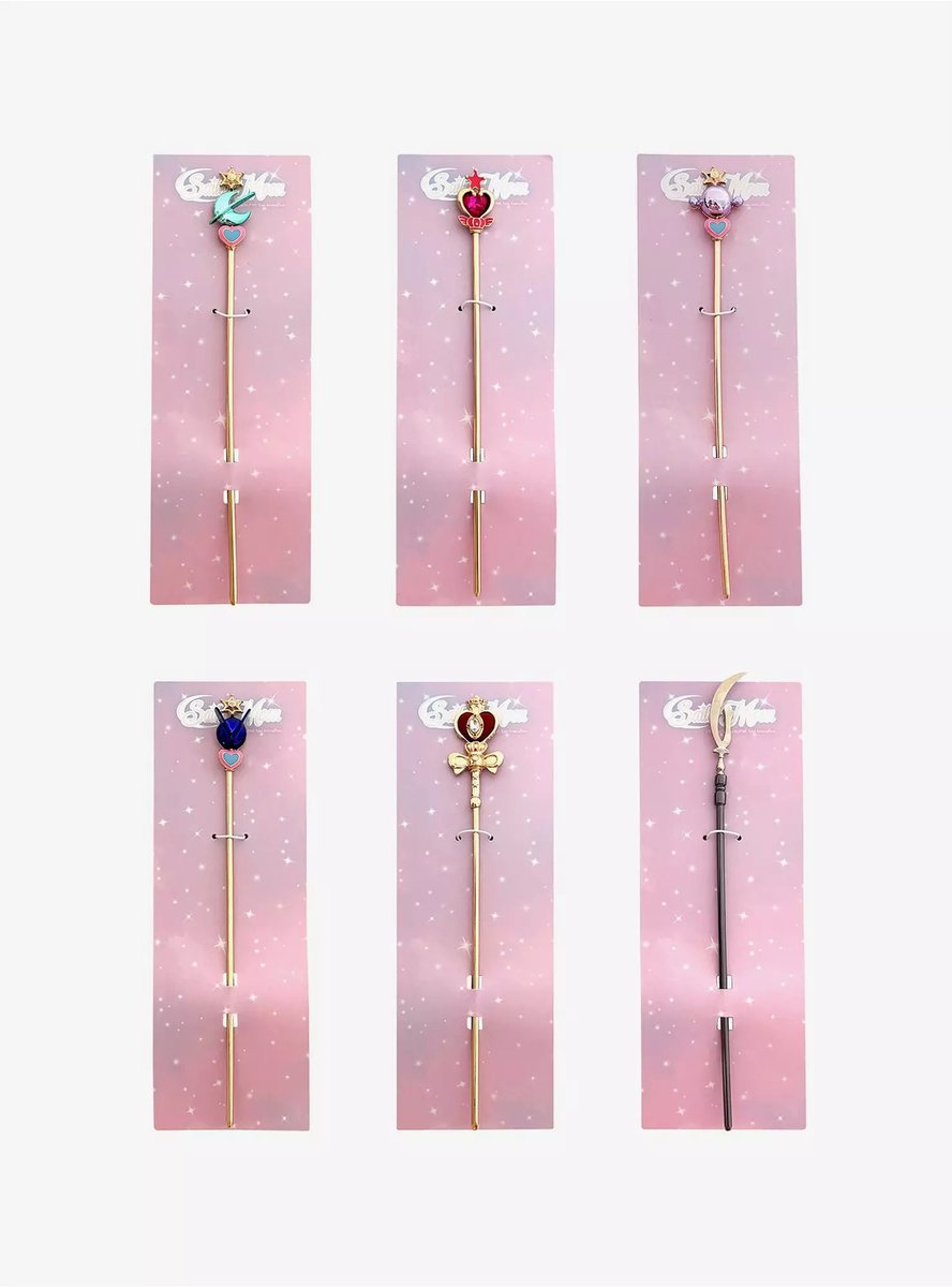 Ochibawolf's tweet image. New Sailor Moon merch from @HotTopic 

T-shirt: sailormoonfannetwork.com/blog/hot-topic…
Mystery Hair Sticks: sailormoonfannetwork.com/blog/hot-topic…
Stallion Reve Necklace: sailormoonfannetwork.com/blog/hot-topic…