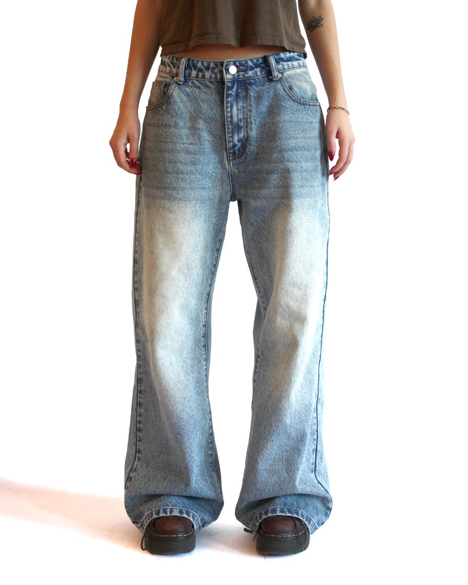 v9602k's tweet image. STITCH, denim
restock + new washed blue colorway

- embroidered details
- custom buttons and hardware
- flannel back patch
- “V” belt loop design
- wide-legged fit, slight flare. inspired by the fit of vintage Levi’s
- fully cut and sewn

November 14th vega.rip