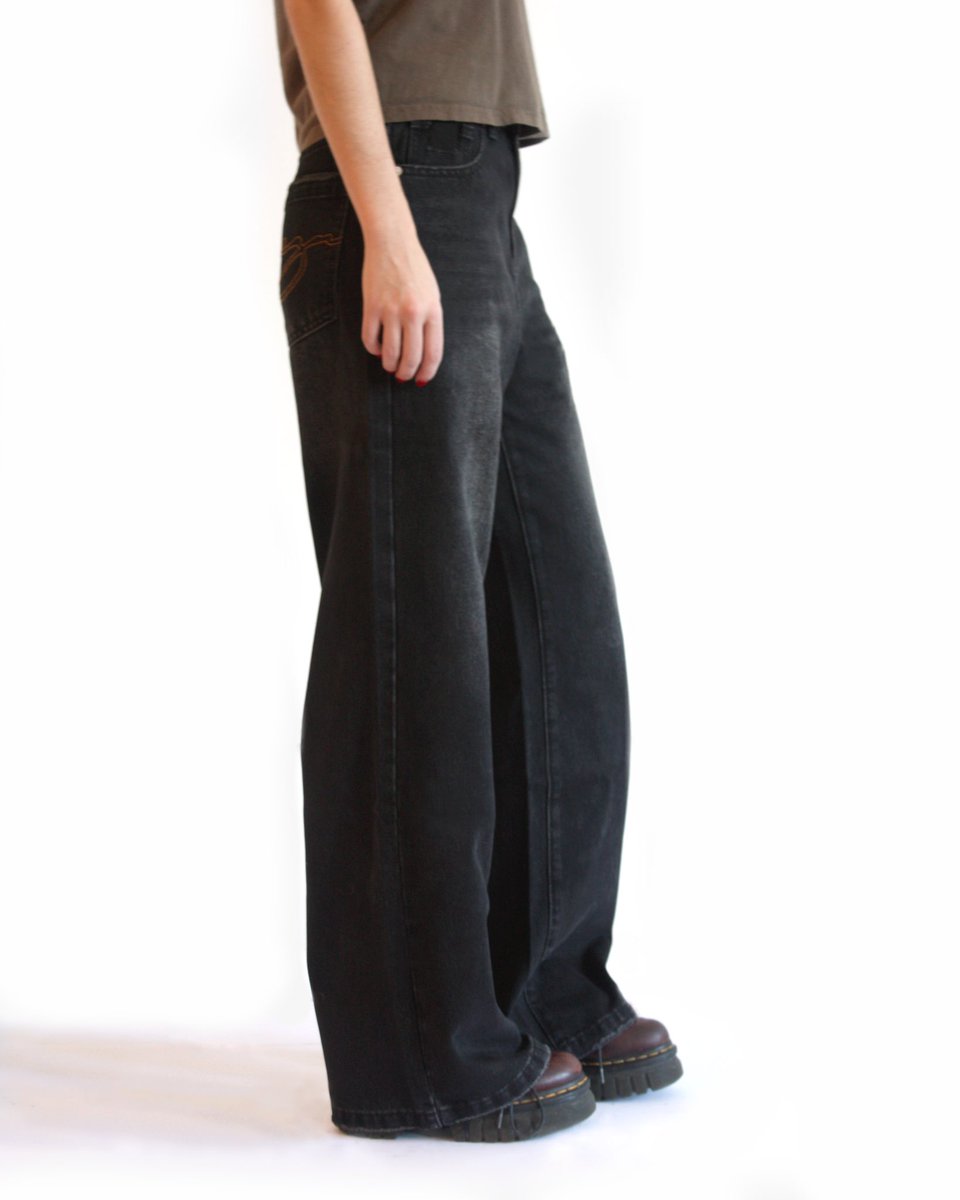 v9602k's tweet image. STITCH, denim
restock + new washed blue colorway

- embroidered details
- custom buttons and hardware
- flannel back patch
- “V” belt loop design
- wide-legged fit, slight flare. inspired by the fit of vintage Levi’s
- fully cut and sewn

November 14th vega.rip