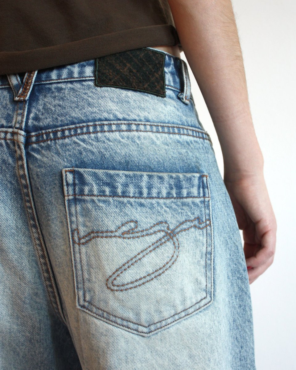 v9602k's tweet image. STITCH, denim
restock + new washed blue colorway

- embroidered details
- custom buttons and hardware
- flannel back patch
- “V” belt loop design
- wide-legged fit, slight flare. inspired by the fit of vintage Levi’s
- fully cut and sewn

November 14th vega.rip