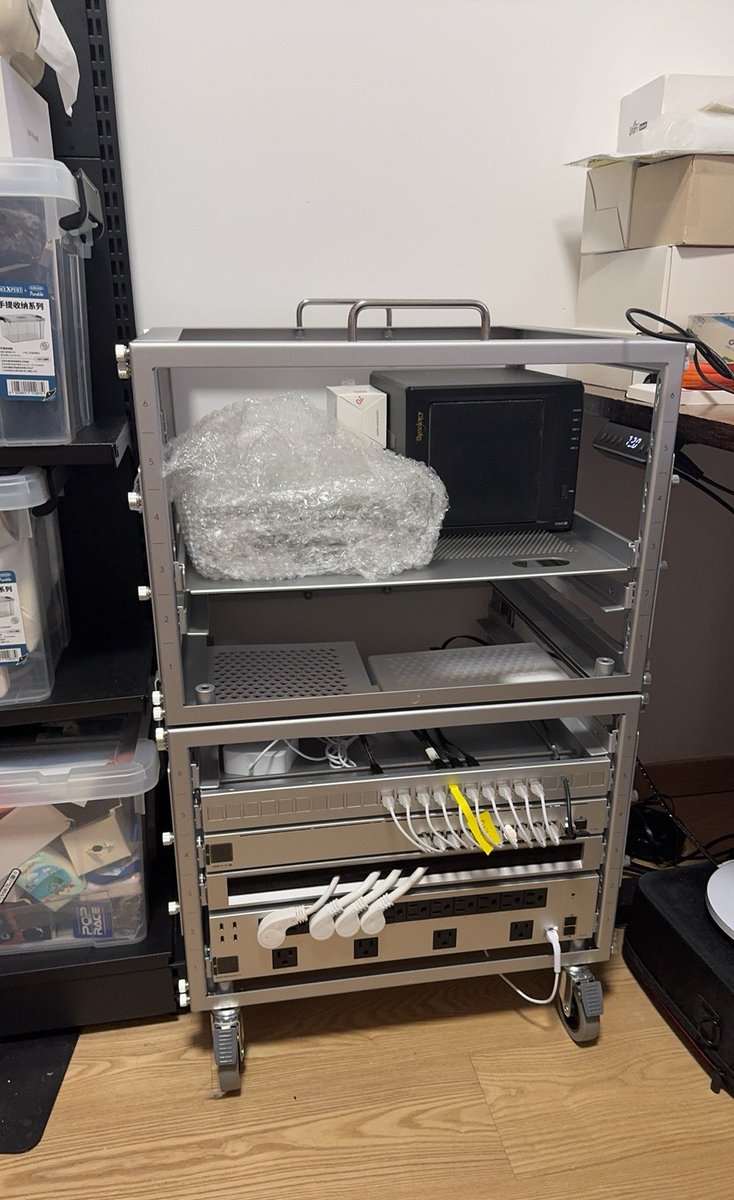 就是说，光猫在这里了嗷

江飒飒还是随她爹……
喜欢钻机柜子