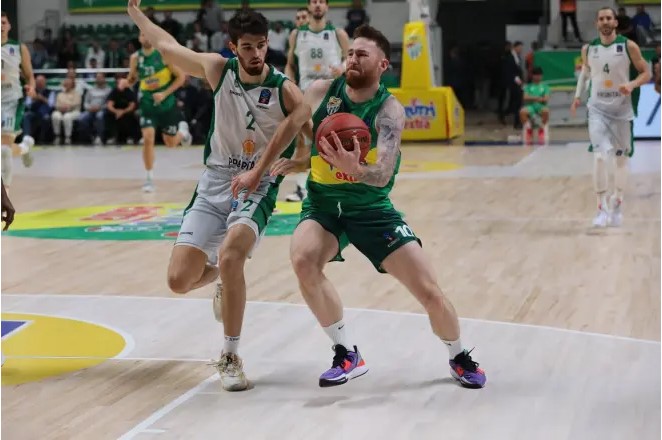 FlashPenya's tweet image. 🤔Sabies que... la @Penya1930 visita avui el Bursaspor i que l'únic precedent a pista turca va acabar amb triomf local per 81-72?

👉 Va ser a l'Eurocup 2022-23 i l'ara jugador del Girona Needham va fer 24 punts. Per la Penya van destacar Tomic (16) i Guy (15).