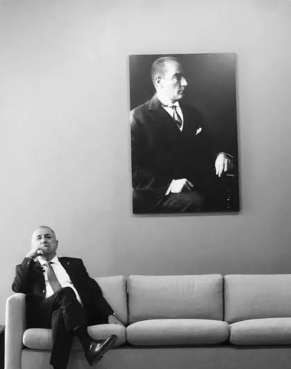 Sn Ümit Özdağ:

"Selahattin Demirtaş, Türkiye Cumhuriyeti Devleti'ni yıkmak için hem siyaseti, hem terör örgütünü kullanmıştır. Masum değildir. Ne Kobani olaylarında masumdur, ne PKK terörüne destek konusunda masumdur."