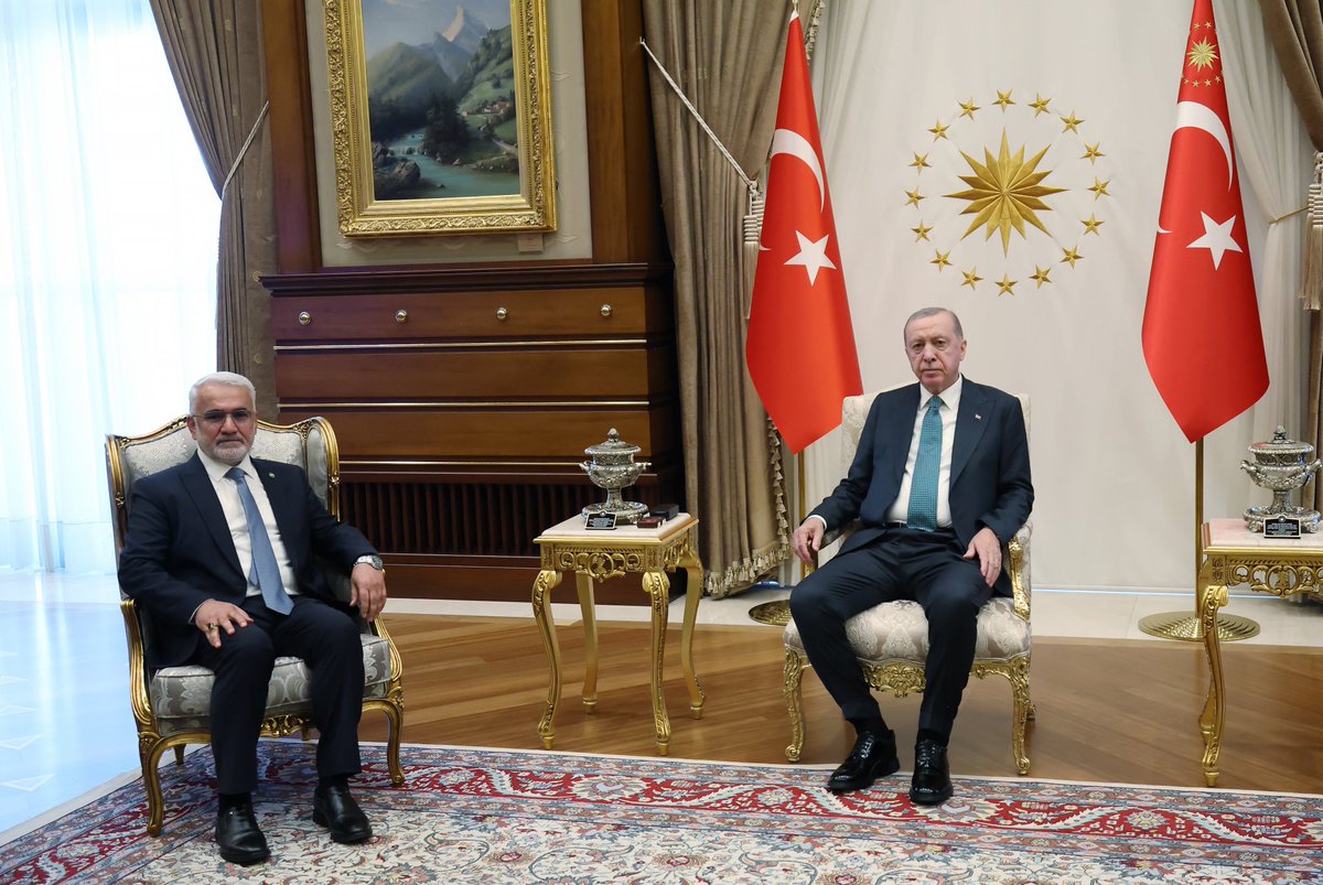 zyapicioglu's tweet photo. Bugün Sayın Cumhurbaşkanı’nı ziyaret ederek Komisyon’un devam eden çalışmaları ve yapılması gereken hukuki düzenlemeler hakkında düşüncelerimizi aktardık, sürece desteğimizi ifade ettik.
 
Nazik kabulleri ve sürece destekleri için Sayın Erdoğan’a teşekkür ederim. https://t.co/u51Umoss9D
